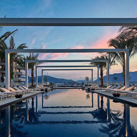 Regent Porto Montenegro Tivat Ngoại thất bức ảnh The swimming pool at the hotel