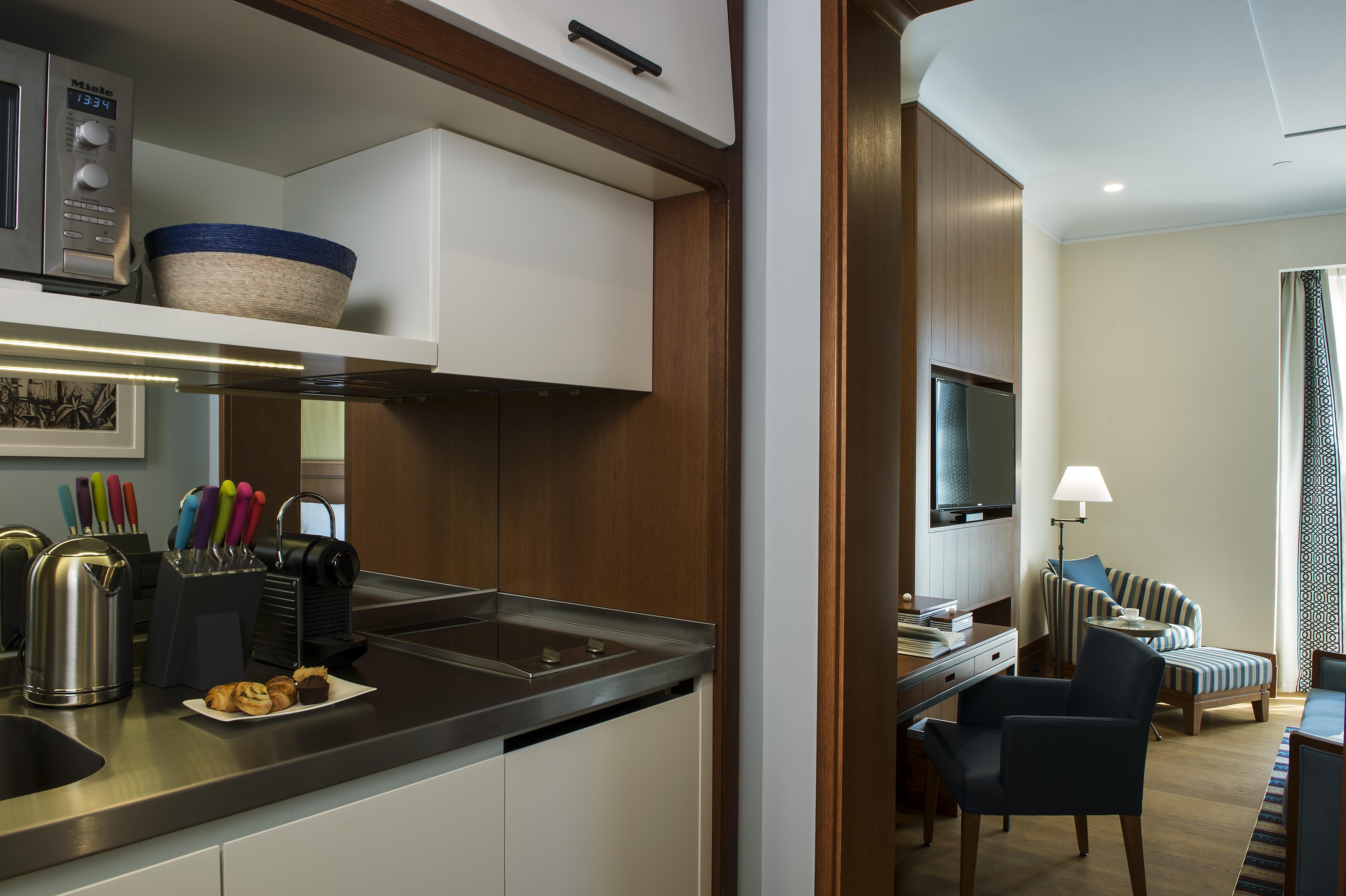 Regent Porto Montenegro Tivat Ngoại thất bức ảnh A kitchen in a hotel suite