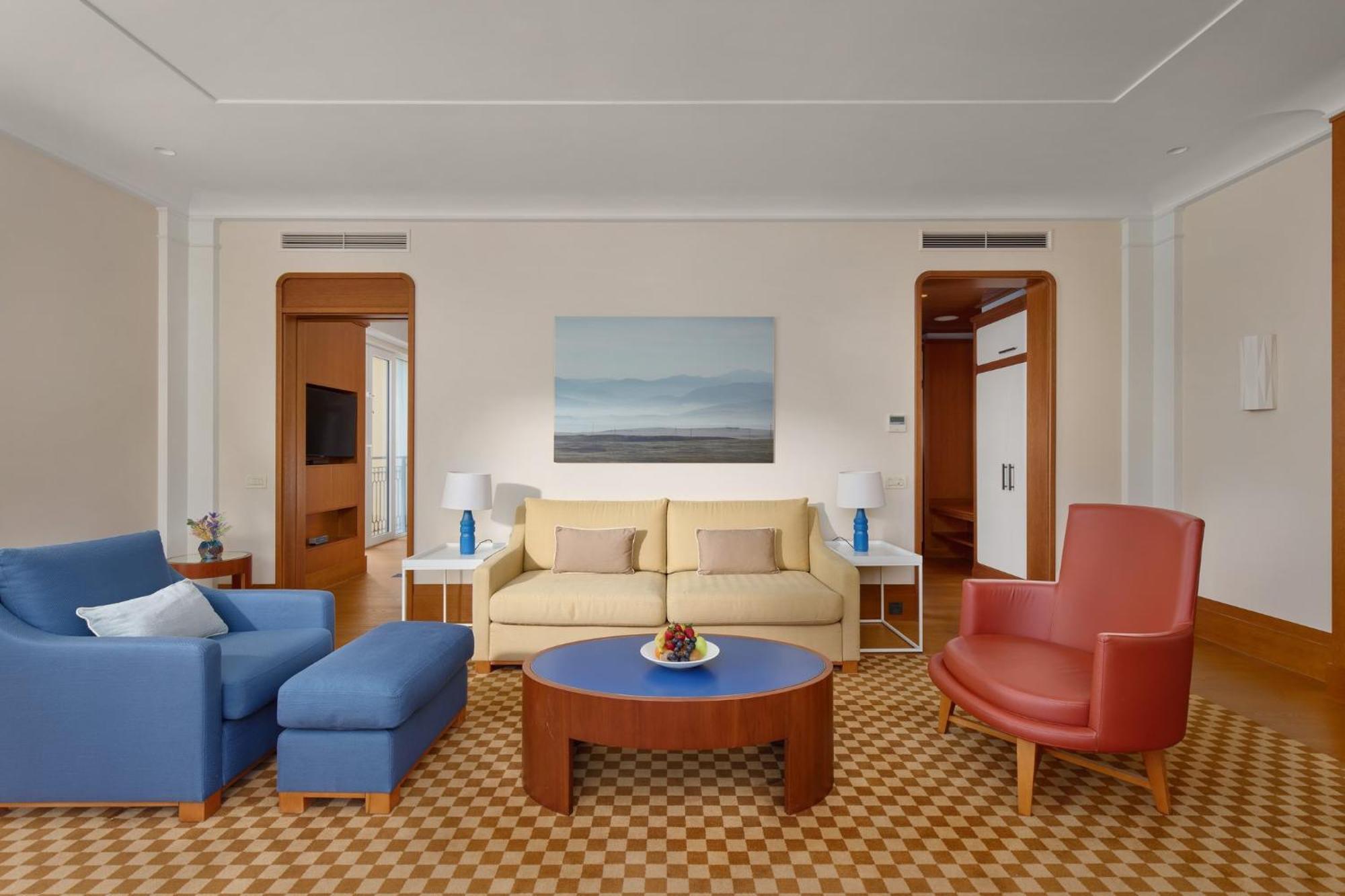 Regent Porto Montenegro Tivat Ngoại thất bức ảnh A suite at the Hotel de Crillon