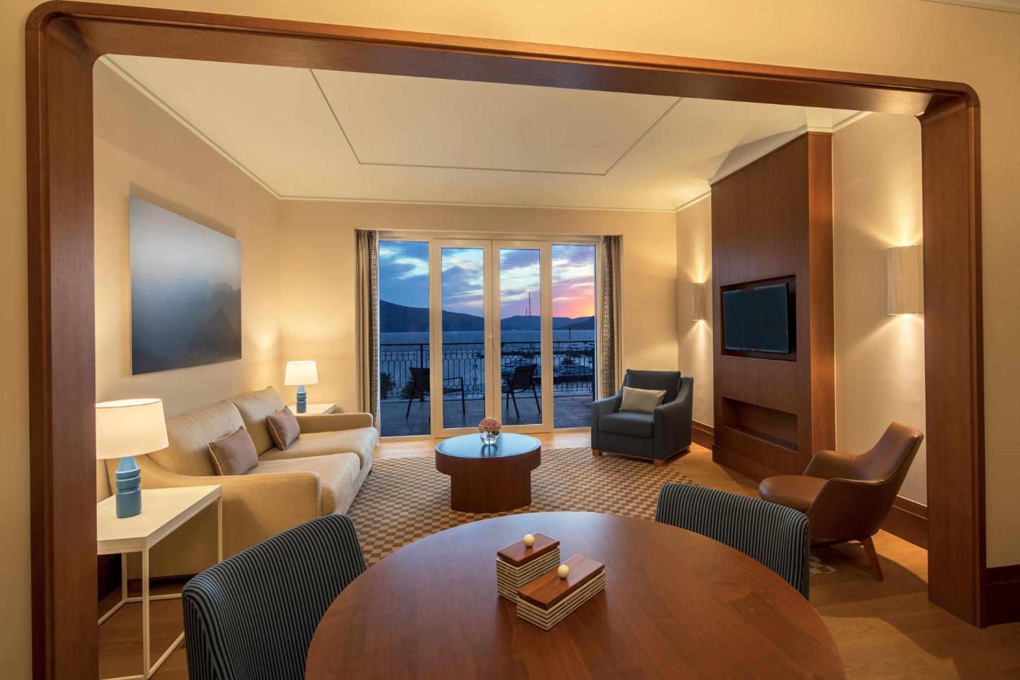 Regent Porto Montenegro Tivat Ngoại thất bức ảnh A suite at the Westin Maldives