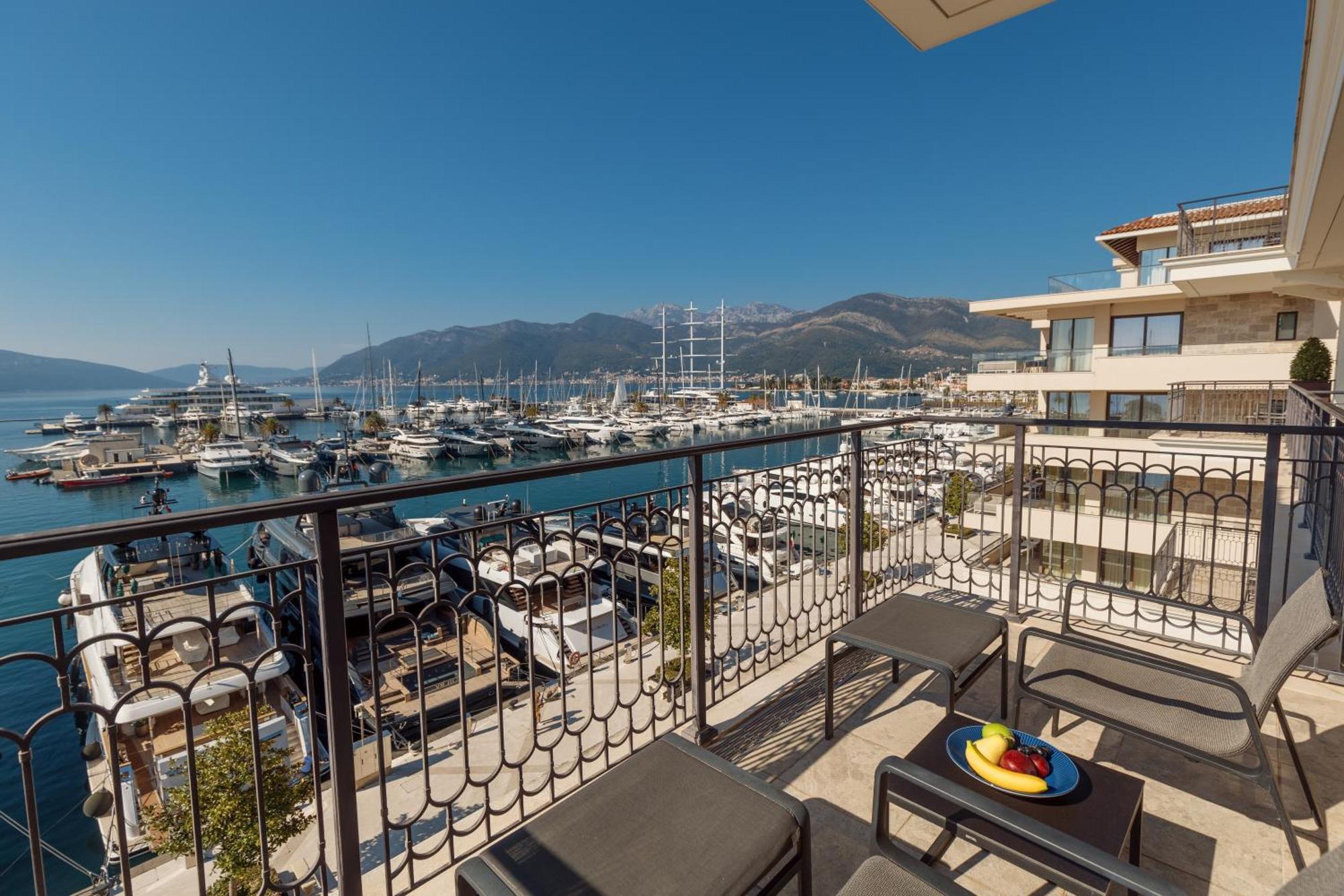 Regent Porto Montenegro Tivat Ngoại thất bức ảnh View of the port of Glyfáda